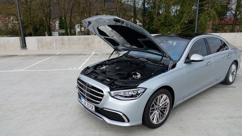 2. Der Antrieb: Wir konnten die S-Klasse als Plug-in-Hybrid (S 580 e) testen. Und was sollen wir schon groß sagen: Eine Systemleistung von 375 kW/510 PS und ein sattes Drehmoment von 750 Nm sind einfach über jeden Zweifel erhaben. 110 kW/150 PS steuert der Elektromotor bei, der Rest kommt aus dem verbauten Sechszylinder. Wer jetzt bei den durchaus imposanten Leistungsdaten raubeinige Beschleunigungsorgien erwartet, wird enttäuscht. Beschleunigung und Kraft des Antriebs sind zwar permanent spürbar, aber entwickeln sich äußerst sanft und gutmütig. So wird man nicht zum Schnellfahren, sondern zum Dahingleiten animiert. So wie es sich für eine echte Reiselimousine gehört. Der Verbrauch blieb bei unserer Testfahrt bei rund acht Litern, was angesichts der Leistungs- und Gewichtsdaten vertretbar ist. (Bild: Schreiner – VCG)