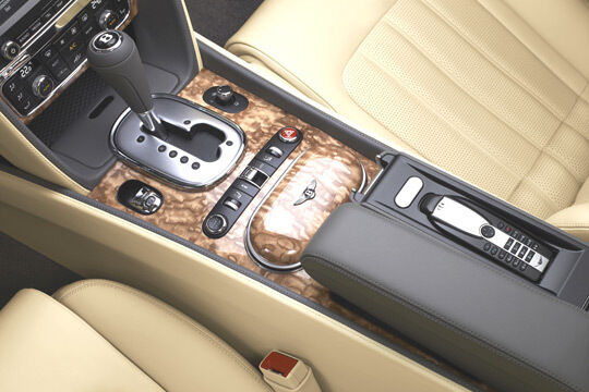 Luxus pur: Der geneigte Kunde kann (serienmäßig) zwischen 17 Soft-Toch-Ledrfarben, sechs Zweiton-Kombinationen und sieben Edelholzfurnieren wählen. (Bentley)