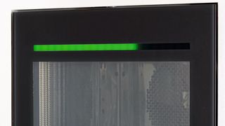 Die neue LED-Statusleiste in der Tür zeigt schon von weitem den Betriebszustand des Prüfschranks. (Bild: Weiss Technik GmbH)