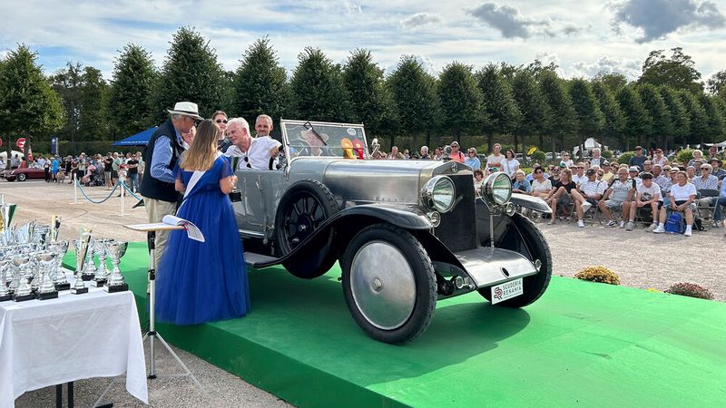 Das 112 Jahre alte Fahrzeug erreichte Platz 2 beim Best-of-Show-Wettbewerb und Platz 1 in der FIVA-Altersklasse C (1919 bis 1929). Im blauen Kleid die badische Spargelprinzessin Marlen I., die stets die Pokale überreichte. (Bild: Peter Diehl)