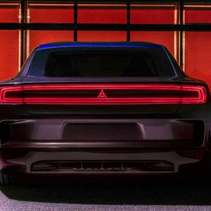 Der Charger ist das erste E-Auto mit Auspuffanlage. 126 dB soll das System seiner Umwelt entgegenschmettern.(Bild:  Dodge)