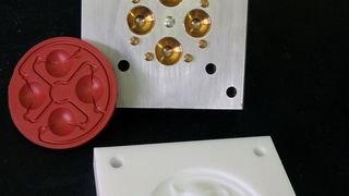 Die neuartige Pumpe gibt Flüssigkeiten pulsationsfrei ab: Platte mit Stößeln (hinten), Membran mit Förder-, Ventilkammern und Förderwegen sowie Matrize (vorne) (Bild: Universität Ulm)