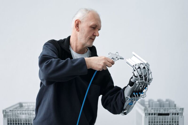 Die Exohand von Festo ist ein Exoskelett, das wie ein Handschuh angezogen werden kann. Mit ihr lassen sich Finger aktiv bewegen, die Kraft in den Fingern verstärken sowie Bewegungen der Hand aufnehmen und in Echtzeit auf Roboterhände übertragen. (Festo)