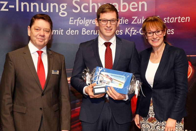 Jahrgangsbester bei der BFC: Alois Huber (li.; Obermeister Kfz-Innung Schwaben), Johannes Prem und Sylvia Gerl (BFC-Schulleiterin). (Bild: Kfz-Innung)