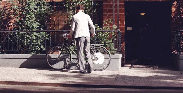 Der FlyKly-Fahrradmotor lässt sich per App steuern und erreicht eine Höchstgeschwindigkeit von bis zu 32 km/h sowie eine Reichweite von knapp 50 Kilometer (FlyKly)