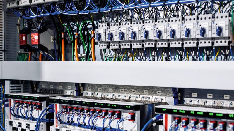 Durch den Einsatz der Servoverstärker AX8000 mit dem Schnellverbindungssystem AX-Bridge zum schnellen Durchkontaktieren der Zwischenkreise konnte Joseph Machine den Verdrahtungsaufwand und die Anzahl der benötigten Sicherungen deutlich reduzieren.(Bild:  Beckhoff Automation)
