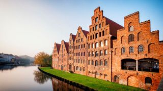 Das befürchtete Hochwasser in Lübeck blieb aus – die Trave trat nur wenig über ihre Ufer (© FooTToo – Getty Images via Canva.com)