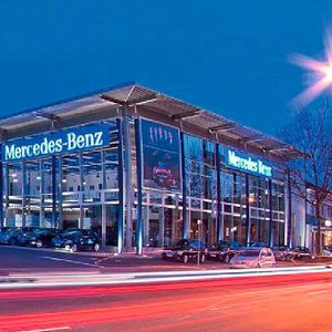 Das Autohaus Kunzmann in Aschaffenburg hat 2019 einen neuen Geschäftsführer berufen. Der Neue kommt von Daimler und will den Kurs der Digitalisierung fortsetzen. Gleichzeitig investiert das Unternehmen Millionen in einen neuen Betrieb in Hessen.