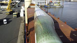 Nur noch ein kurzer Weg für das Rotorblatt vom Schiff in die Prüfhallen des Fraunhofer IWES. (Bild: Dieter Hergeth / Fraunhofer IWES)