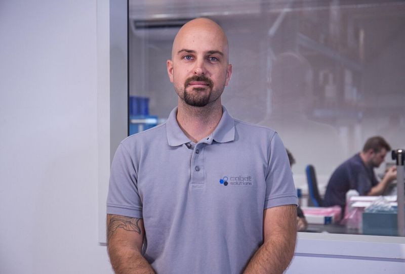 Beni Zimmermann, Geschäftsführer, Cobot Solutions: „Wefag kam mit der Bitte auf uns zu, eine Lösung zu entwickeln, mit der die Firma die Beschickung einer CNC-Maschine automatisieren kann. Wir haben uns aufgrund dessen verschiedene Greifer angeschaut, getestet und validiert. Die besondere Herausforderung lag in der Vielfalt der Werkstücke, was enorme Anforderungen an den Greifbereich und die Flexibilität des Greifers stellte.“  (Bild: Wefag)