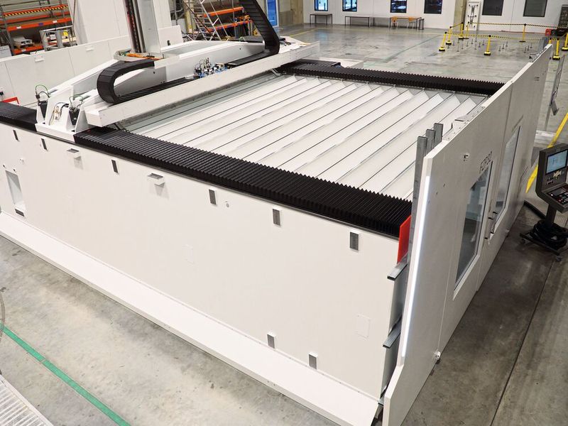 Noch steht die Maschine in Neuhausen. In Oberpframmern wird Schröter komplette Fahrzeugmodelle in einer Aufspannung von fünf Seiten bearbeiten können.  (Bild: F. Zimmermann GmbH)