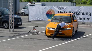 Elektrofahrzeuge stellen bei Verkehrsunfällen für die Insassen kein höheres Risiko dar. Oftmals sind sie sogar sicherer. Jedoch sorgen die fehlenden Motorgeräusche für mehr Unfälle mit Fußgängern. (Bild: Harald Almonat)