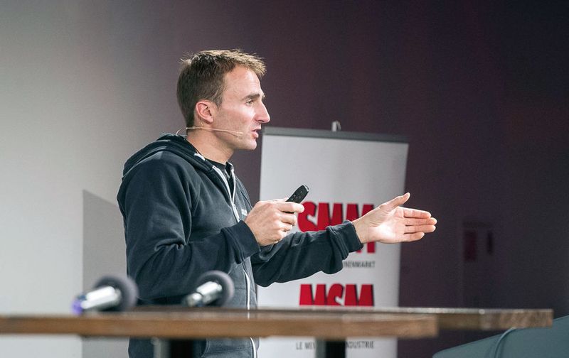 Ueli Steck bei seinem Keynote-Vortrag am SMM-Kongress 2015 in Luzern. (Thomas Entzeroth)