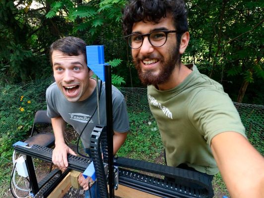 Zwei der drei Gründer des Farmbot-Projekts mit ihrer Erfindung. (Bild: Farmbot.io)