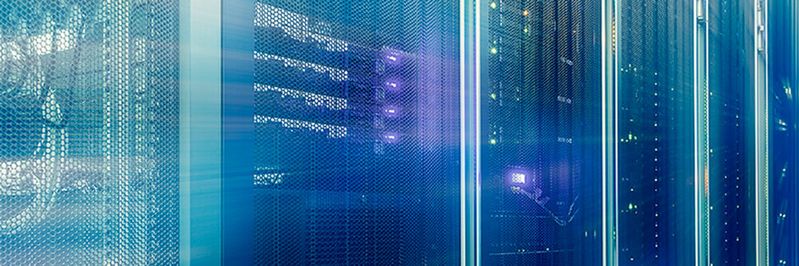 Daten können On-Prem oder in der Cloud gespeichert werden – oder gibt es noch eine andere Möglichkeit?(Bild:  ©vladimircaribb - stock.adobe.com)