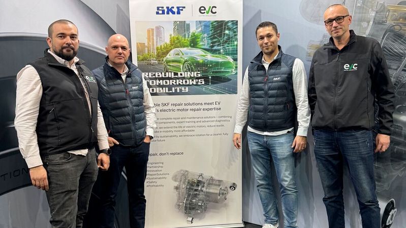 SKF Vehicle Aftermarket und EV Clinic gemeinsam auf der ZG Green Energy Messe in Zagreb im Oktober 2025 mit (v. links) Vanja Katic (CEO EV Clinic), Andrej Paternoster (SKF VA Director Sales EMEA & ITGs), Volker Voss (SKF VA Head of Global Training, Technical Customer Experience & Repair Solution) sowie Marko Popovic (Operations Manager EV Clinic). (Bild:  SKF/Maria Pintado)