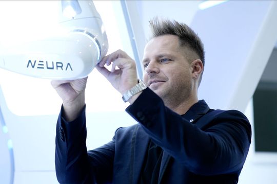 Gründer und CEO von Neura Robotics David Regner: «Mit Zürich stärken wir nun nicht nur die ganzheitliche Entwicklung unseres humanoiden Roboters 4NE1 – von Physical AI über Sensorik bis zu den kognitiven Fähigkeiten. Der Tech-Hub Zürich mit seiner aussergewöhnlichen Talentbasis, starken Deeptech-Community und der ETH ist der ideale Ort, um die nächste Generation humanoider Systeme voranzutreiben und unser gesamtes Ökosystem strategisch zu beschleunigen.»(Bild:  Neura)