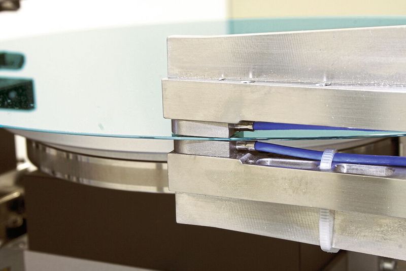 Kapazitive Sensoren werden häufig für Anwendungen eingesetzt, bei denen höchste Präzision und Stabilität gefordert sind wie beispielsweise bei der Waferdickenmessung, die mit zwei kapazitiven Sensoren erfolgt. (Bild: Micro-Epsilon Messtechnik GmbH & Co. KG)