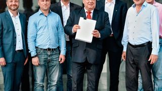 Repräsentanten der Gründungsmitglieder von OpenLR e.V. (v.l.n.r.): Oliver Jesorsky (Elektrobit), Sven Baselau, Klaus Lütkemeier (beide Tomtom), Thomas Kusche-Knecevic (TISA), Tobias Engelen (Elektrobit), Ralf-Peter Schäfer und Andreas Erwig (beide Tomtom). (Elektrobit)