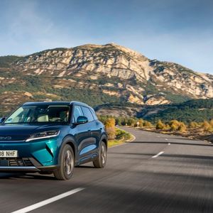 Optisch zeigt der Atto 2 DM-i gegenüber den E-Versionen kaum Unterschiede.(Bild:  BYD)