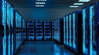 Das ist der Blick in ein modernes Rechenzentrum. Solche Anlagen braucht es immer mehr, weil KI-Anwendungen und andere digitale Funktionen nach Rechenleistung schreien. Deutschland will nun bei der Neuinstallation solcher Rechenzentrem kräftig aufs Gaspedal treten ... (Bild: Datistec)