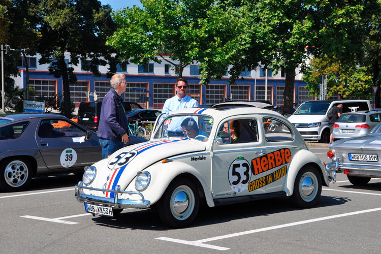 Der Chef der Motor Presse Stuttgart, Volker Breid, als Beifahrer im Herbie-Käfer. (Schunk)
