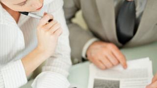 Chefs wollen ihren Mitarbeitern gerecht werden und eine individuelle Einschätzung ihrer Leistungen abgeben. Die Mitarbeiter wiederum wünschen sich ein klares Feedback zu ihrer Performance und möchten die jeweiligen Beurteilungskriterien bestmöglich nachvollziehen. (Bild: clipdealer.de)