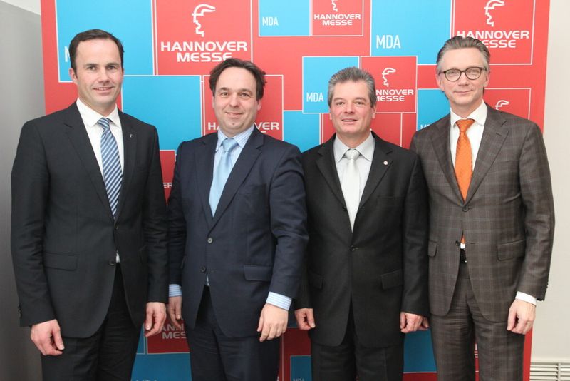 Dr. Jochen Köckler (links), Vorstandsmitglied der Deutschen Messe, freut sich mit Hartmut Rauen (VDMA), Erkem Sirman (Harmonic Drive) und Lucas Wintjes (Bosch  Rexroth) auf die Eröffnung der Hannover.Messe 2013 (8. bis 12. April). (Bild: Fouhy)
