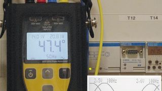 Kompaktes Messgerät: An den isolierten Eingängen werden die farbigen Leitungen angeschlossen. Über die Kurvenformanzeige werden Verwechslungen ausgeschlossen. Das Bild zeigt das bis 10 kHz arbeitende Phasenmultimeter SICO 2074 von Signal Concept. (Bild: Signal Concept)