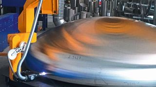 Ein 3D-Plasmaschneidcenter von Microstep beschleunigt die präzise Bearbeitung von Behälterböden. Die DRM Plasmaschneid-Anlage ist dazu mit dem Plasmarotator namens Pantograph ausgerüstet, wie es heißt. Er ermöglicht es, Neigungen bis 120° zu erreichen, wie Microstep erklärt. Blechböden mit maximal 3500 mm Durchmesser könnten damit bearbeitet werden. (Microstep)