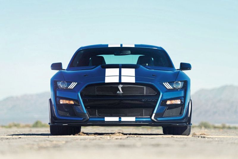 Eindrucksvoll wirkt der Kühlergrill mit Cobra-Symbol. (Bild: Ford)