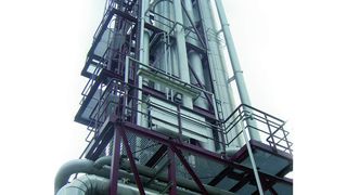 Meterhoch ragen die Türme der Destillationskolonnen in den Himmel. Mehrstufige Verdampferverfahren werden angesichts steigender Energiepreise immer interessanter. Bild: GIG Karasek (Archiv: Vogel Business Media)