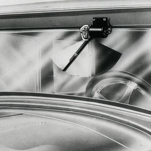 1926 stellte die Firma Bosch erstmals eine Apparatur vor, bei der ein Elektromotor einen Wischarm mit Gummilippe über die Autoscheibe pendeln ließ, um das Regenwasser wegzuschieben.(Bild:  Bosch)