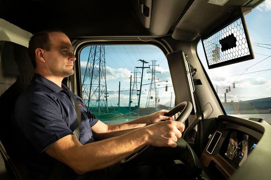Das LC-Display verdunkelt sich und schützt den Fahrer vor direktem Sonnenlicht. Dazu wird der Fahrer von einer Kamera beobachtet und ein Algorithmus berechnet das zu verdunkelnde Feld. Das LC-Display verdunkelt sich und schützt den Fahrer vor direktem Sonnenlicht. Dazu wird der Fahrer von einer Kamera beobachtet und ein Algorithmus berechnet das zu verdunkelnde Feld.