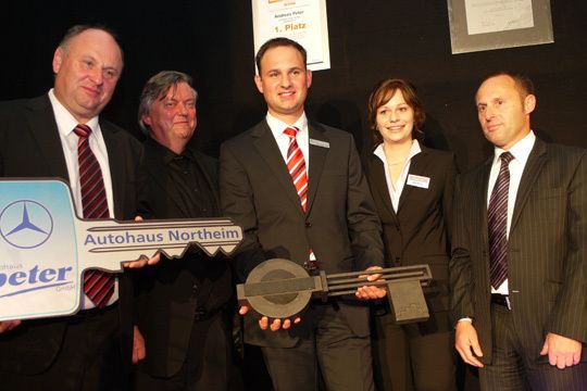 Symbolische Schlüsselübergabe in Northeim (v.l.n.r.); Helmut Peter, Joachim Rittmeyer (Baurealisierung Leinefelde), Andreas Peter, Daniela Peter und Ottmar Staderhausen (Architekturbüro AOS Hausen). (Archiv: Vogel Business Media)