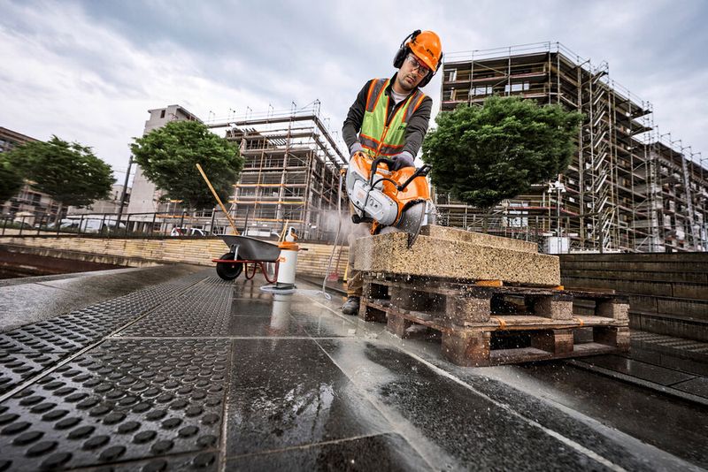 Mit einer machenischen Leistung von bis zu 4,2 Kilowatt ist der neue Stihl TSA 500 der derzeit leistungsstärkste Akku-Trennschleifer im Stihl-Portfolio. (Bild: Stihl)