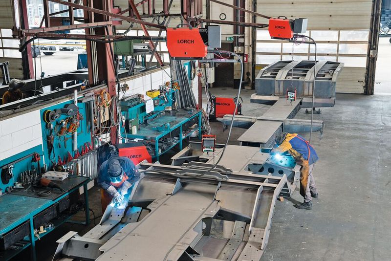 Voll im Einsatz bei Müller-Mitteltal, Hersteller  von hochwertigen Anhängern und Tiefladern: die neue S-Serie von Lorch mit «SpeedPulse XT»-Schweissprozess. (Bild: Lorch)