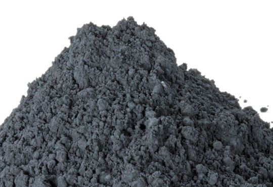 Hier blicken wir auf ein Häufchen einer Molybdänverbindung. Das graue Pulver wird ja schon länger als Schmiermittel verwendet. Doch Forscher der TU Wien nutzen es als Basis für sich selbst bildende Schmierstoffe, die dann noch wirken, wenn andere nicht funktionieren.(Bild:  Ch. Semmscheid)