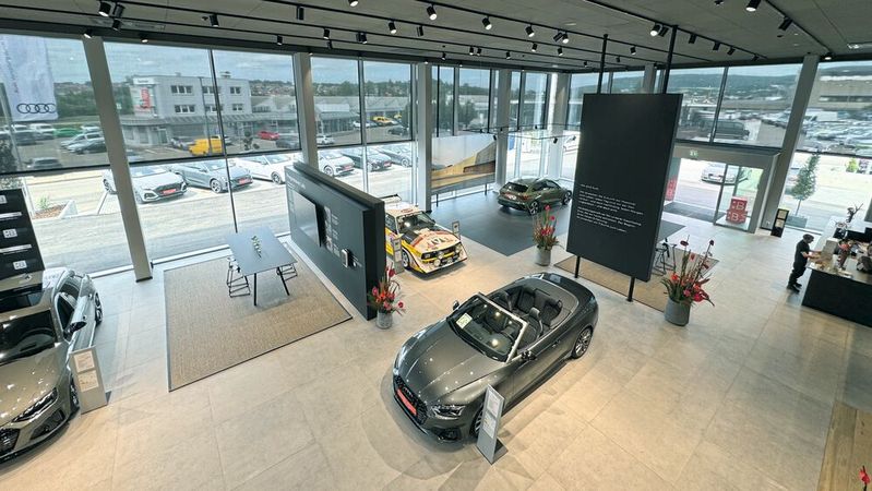 Die Neuwagenpräsentation im „Progressive Showroom Concept“ Audis ist weiträumig gestaltet. Auto Bierschneider hat am Standort Aalen in diesem Jahr den ersten Standort eröffnet, der komplett neu gemäß dem neuen Architekturkonzept der Vier Ringe errichtet wurde.(Bild:  Achter – VCG)
