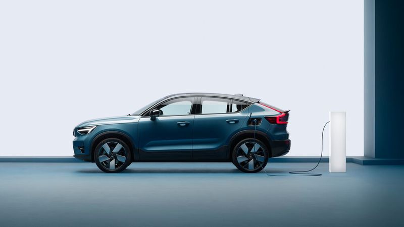 Die nötige Energie liefert eine 78-kWh-Batterie, die sich an Schnellladestationen binnen 40 Minuten zu 80 Prozent aufladen lässt. (Bild: Volvo)