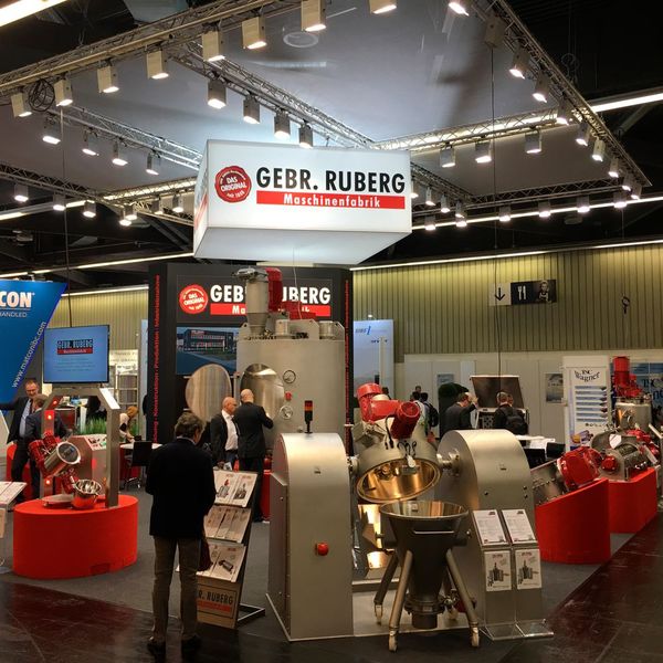 Fachbesucher bekommen auf der Powtech einen umfassenden Überblick zum aktuellen Stand der Pulver-, Granulat- und Schüttguttechnologien. Auf der Powtech 2019 präsentieren Aussteller ihre Weiterentwicklungen zu mechanischen Prozessen wie Zerkleinern, Agglomerieren, Trennen, Sieben, Mischen, Lagern und Fördern. Aber auch übergeordnete Themen wie Explosionsschutz, Hygienic Design und High Containment spielen eine zentrale Rolle. (Bild: Kielburger / PROCESS)
