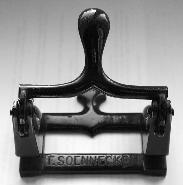 Da Papier ohne Loch nicht sauber abgeheftet werden kann, entwickelte Soennecken den tragbaren Locher.  (Locher Soennecken.jpg / Nicolas17 / CC BY-SA)