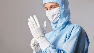 Die Reinraumbekleidung besteht aus einer Polyester-Carbon-Mischung. (Bild: Mewa)