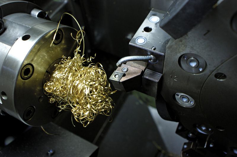 Bild 4: Wirrspan bei der Bearbeitung von CuZn37. Mit Blei fehlt ein spanbruchförderndes Legierungselement. (Bild: WZL)