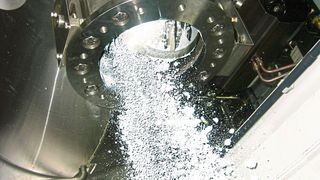 Das hochreine Produkt wird aus dem Trockner entleert. (Bild: BHS-Sonthofen Process Technology)