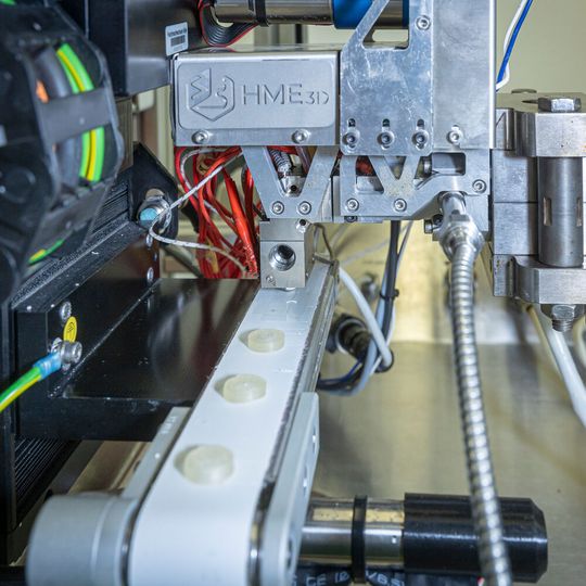 Neben Polymeren können auch Lipide verdruckt werden. Neben Polymeren können auch Lipide verdruckt werden.
