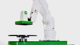 Kitov One ist ein Roboter, der in Kombination mit einer Künstlichen Intelligenz Baugruppen und elektronische Endprodukte inspizieren kann. Kitov und ATEcare sind jetzt eine Vertriebspartnerschaft eingegangen. (Gilad Furst)