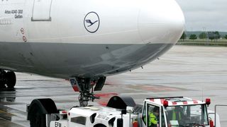 Das Bugfahrwerk auf der Transportplattform eines stangenlosen Spezialschleppers mechanisch verriegelt, wird ein Airbus A 340-300 wie ein Ein-Achs-Anhänger über das Vorfeld des Münchener Flughafens gezogen. Bild: EFM (Archiv: Vogel Business Media)