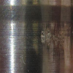 Stromdurchgang durch Wälzlager kann unterschiedliche Schadensbilder hervorrufen. Bild 1a zeigt Schmelzkrater auf der Innenringlaufbahn.