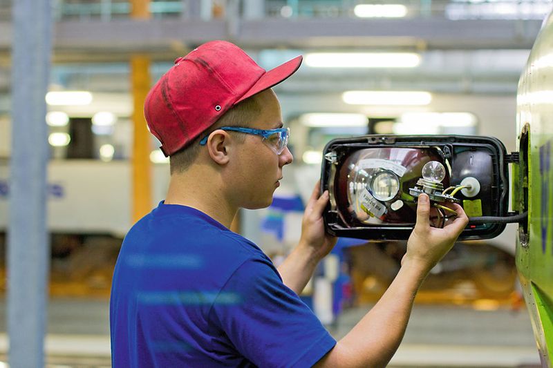 Das BLS bietet nicht nur Ausbildungsplätze für Polymechaniker an, sondern auch für Automatiker. Dabei wird der Umgang mit moderner Technik gelernt und man erhält umfassende Einblicke in verschiedene Ausprägungen der Fahrzeuginstandhaltung oder die Welt der Sicherungsanlagen. (BLS)